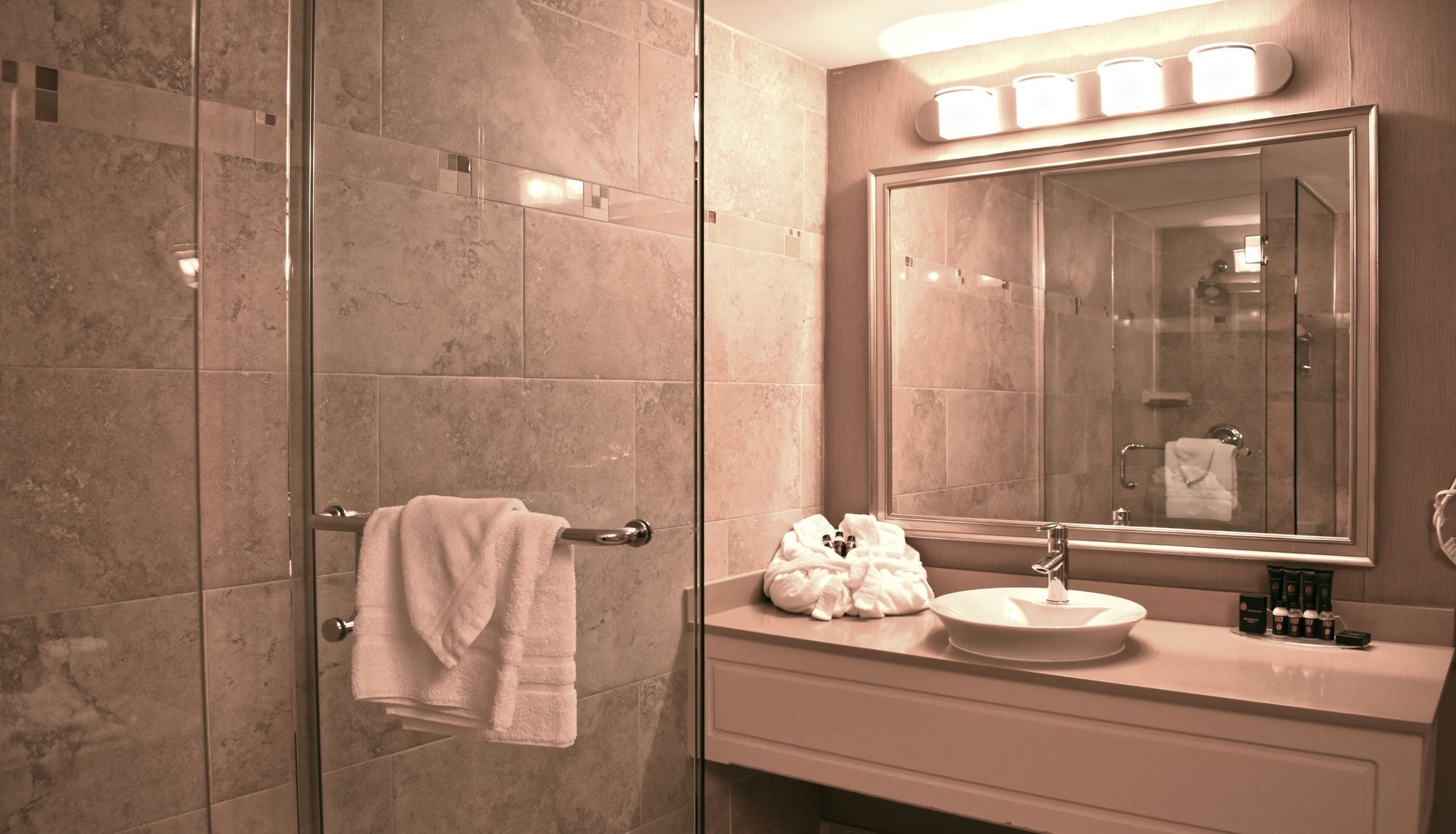 Hamilton Plaza Hotel And Conference Centre Dış mekan fotoğraf